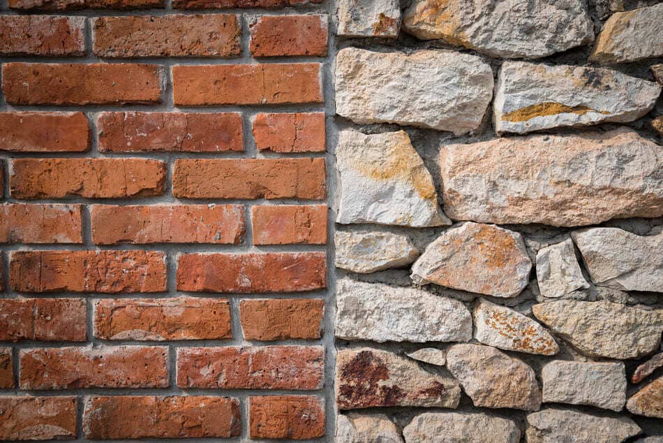 muro mitad ladrillo y mitad piedra