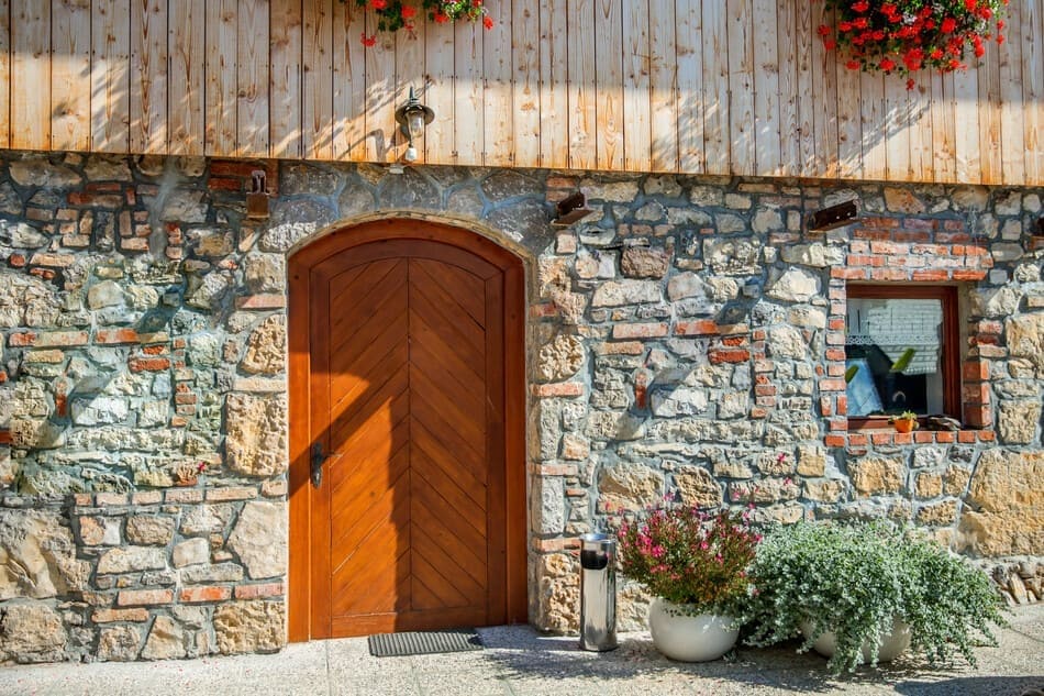 casa de piedra con puerta de madera